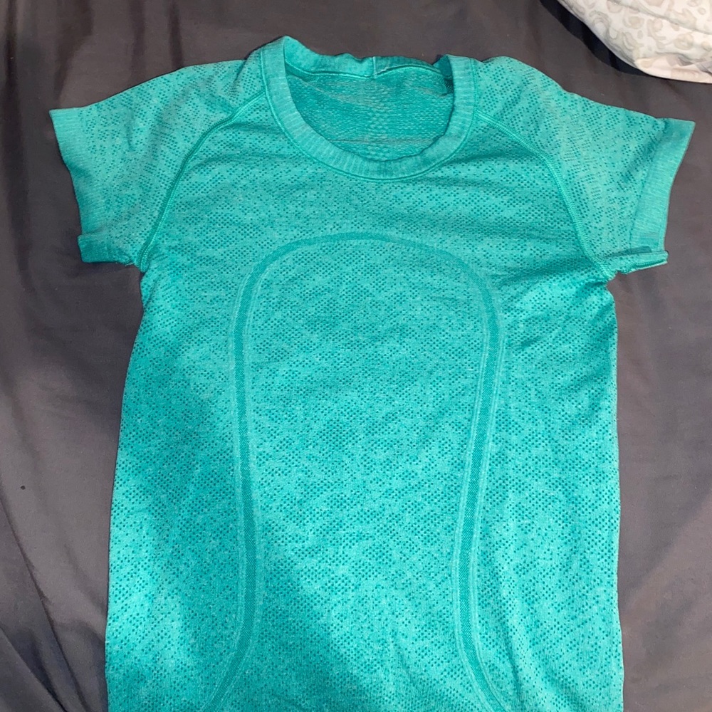 size 2 lululemon short sleeve shirt